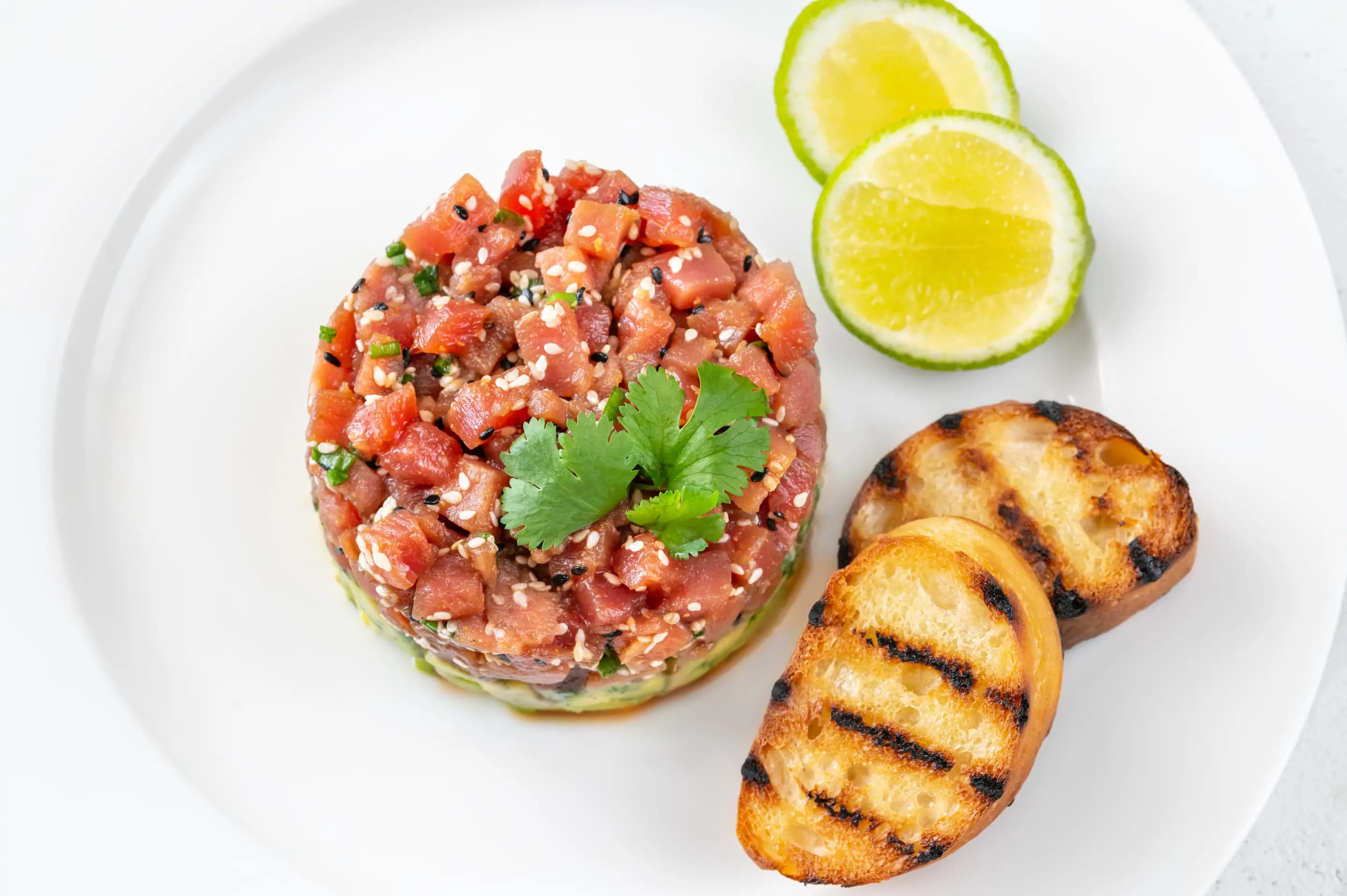 Thunfisch-Tatar mit Avocado & Asia-Würze