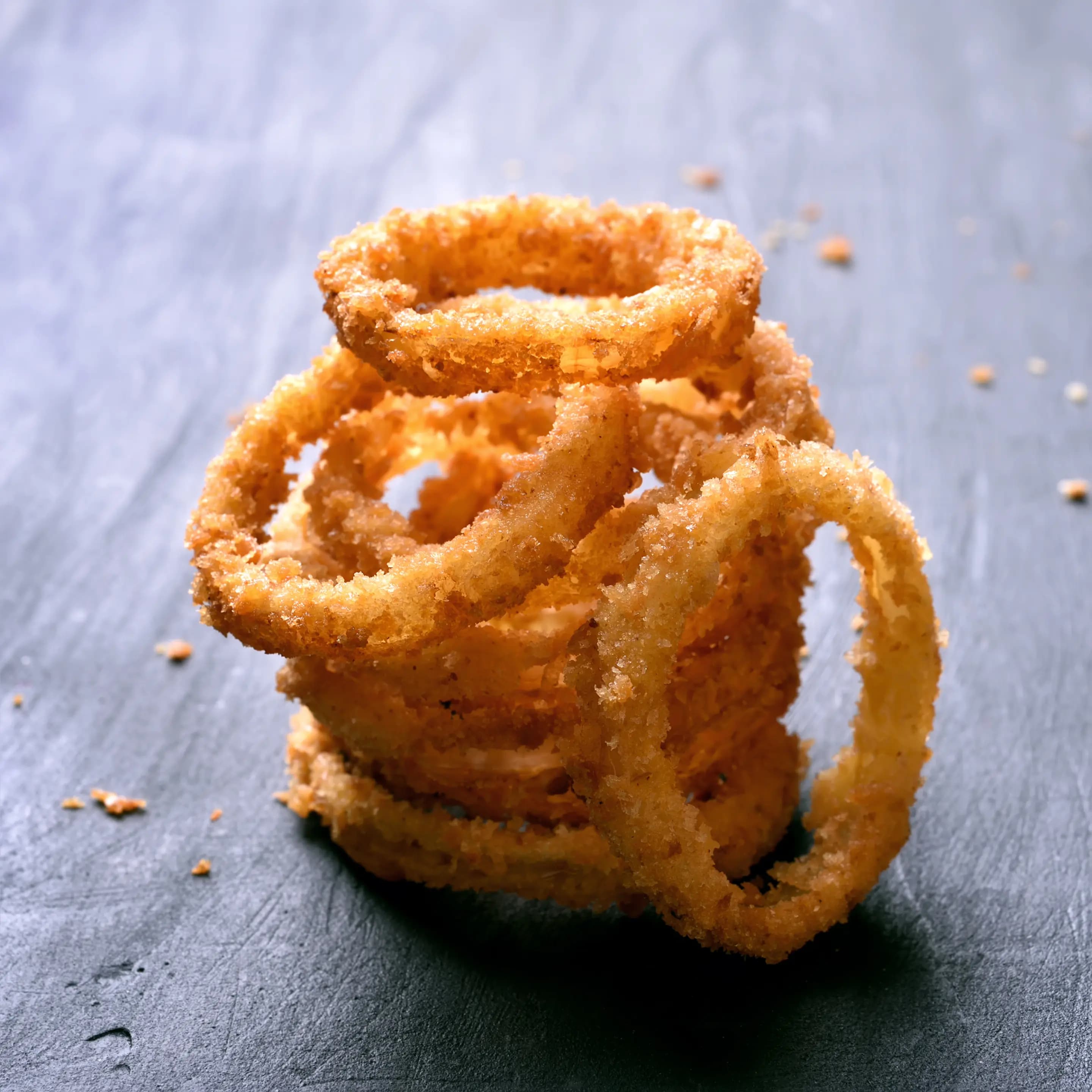 Zwiebelringchips mit Dip