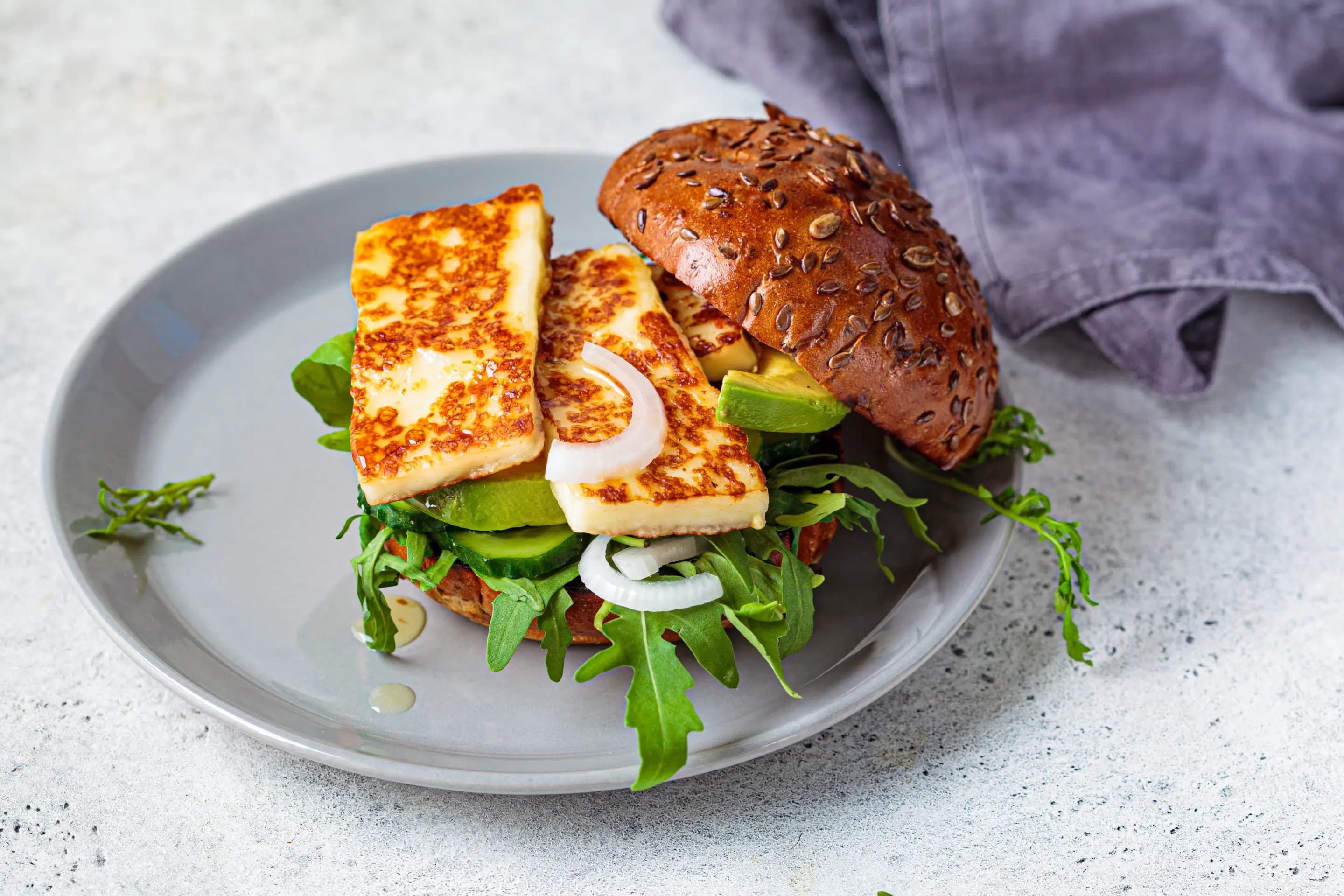 Halloumi-Burger mit Avocado